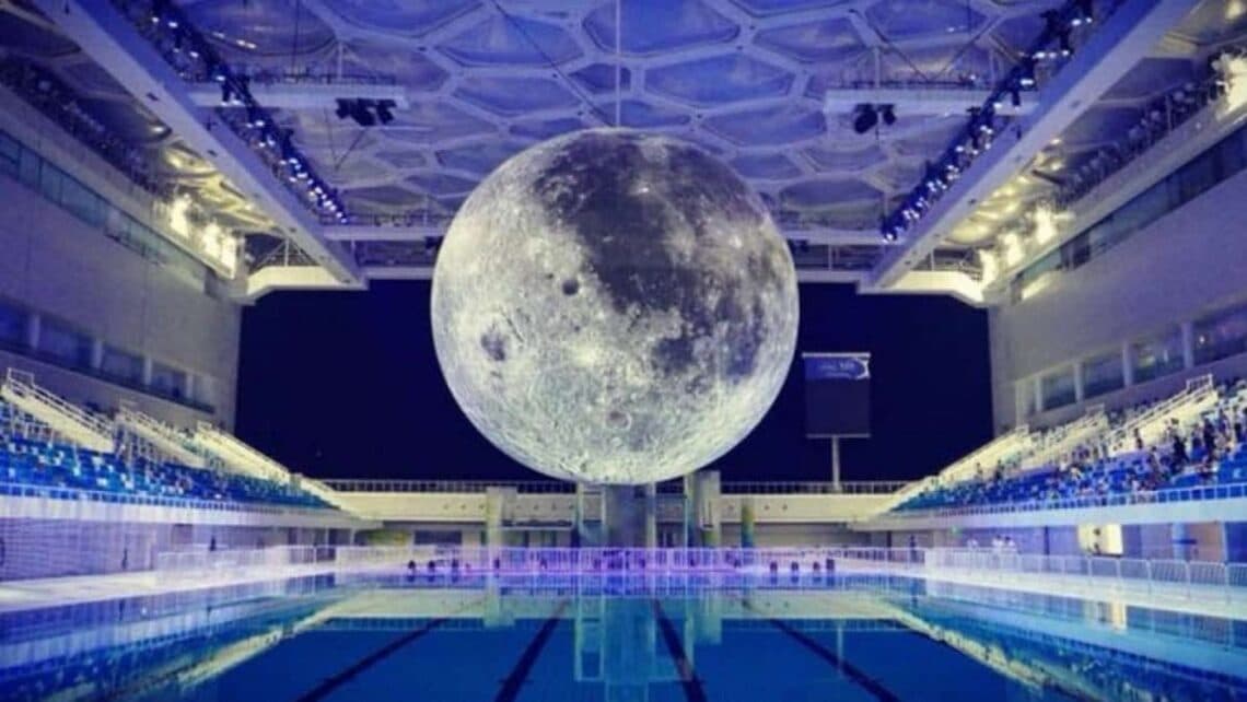 design: mega installazione a milano si nuota sotto la luna. luna milano