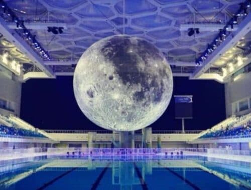 design: mega installazione a milano si nuota sotto la luna. luna milano