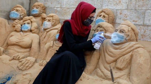 IL COVID-19 ISPIRA GLI STREET ARTIST DI TUTTO IL MONDO Una scultura di sabbia di Rana Ramlawi, artista di Gaza. Credit: Majdi Fathi : NurPhoto via Getty Images.