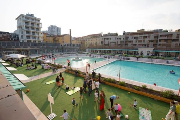 Un luogo esclusivo ed incredibile nel cuore di Milano a piedi Nudi sul bordo dei Bagni Misteriosi con bar bistrot, piscina all’aperto ed area verde.