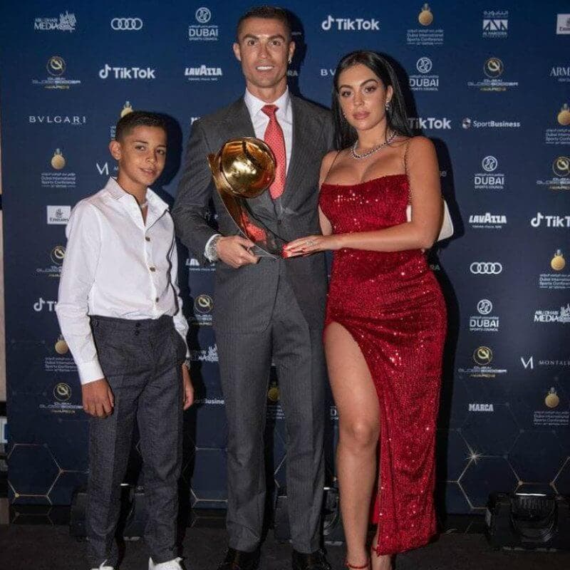 Cristiano Ronaldo con la compagna e il figlio per i Globe Soccer Awards 2020