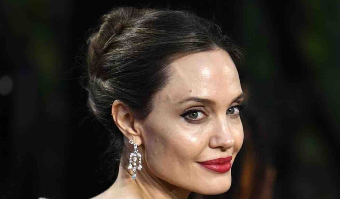 Angelina Jolie vende un quadro di Churchill. Ad un prezzo folle.png Angelina Jolie