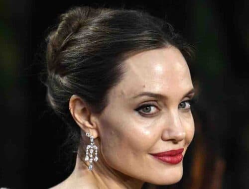 Angelina Jolie vende un quadro di Churchill. Ad un prezzo folle.png Angelina Jolie