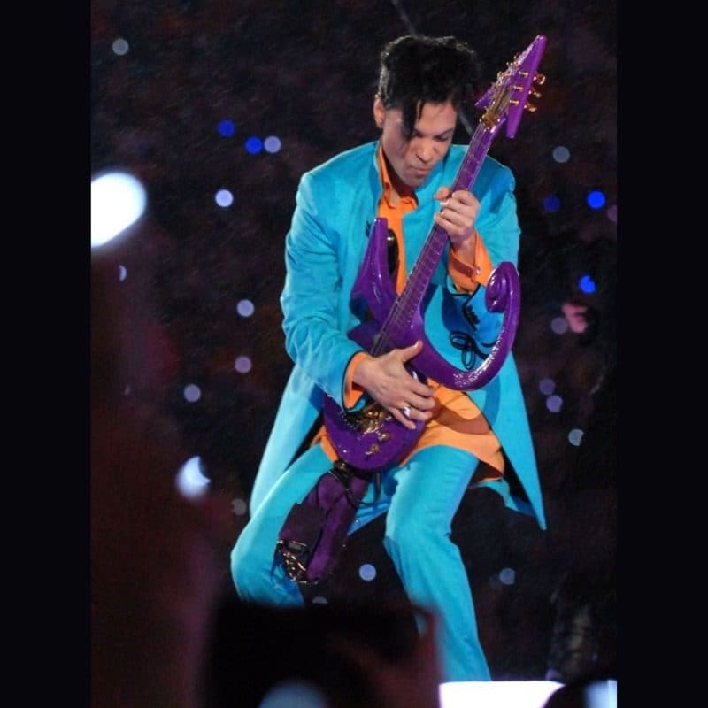 Prince e la sua chitarra viola al Super Bowl 2007