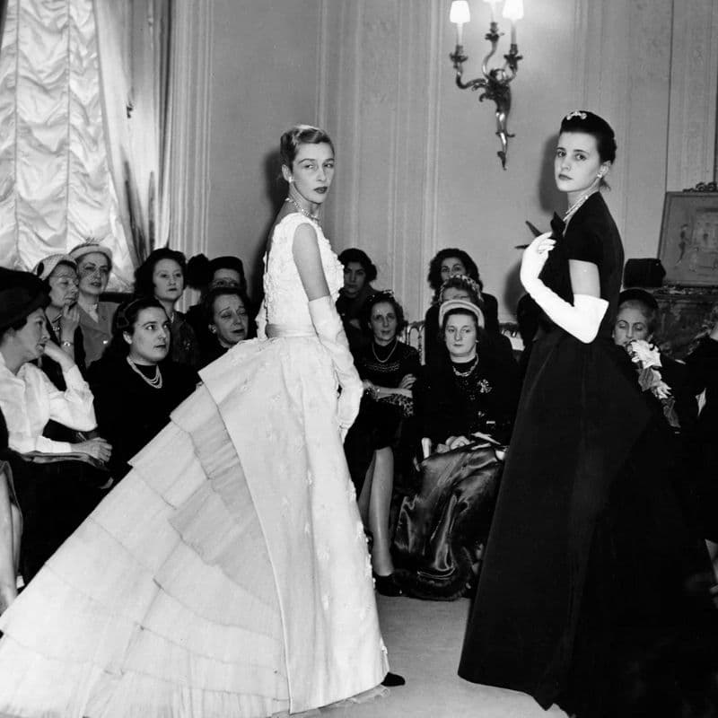 La prima sfilata di moda di Dior con i fotografi