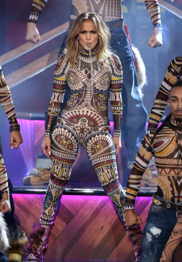 Jennifer Lopez indossa una tuta Dsquared2 con illustrazioni di Damiano Clemente durante gli American Music Awards 2015
