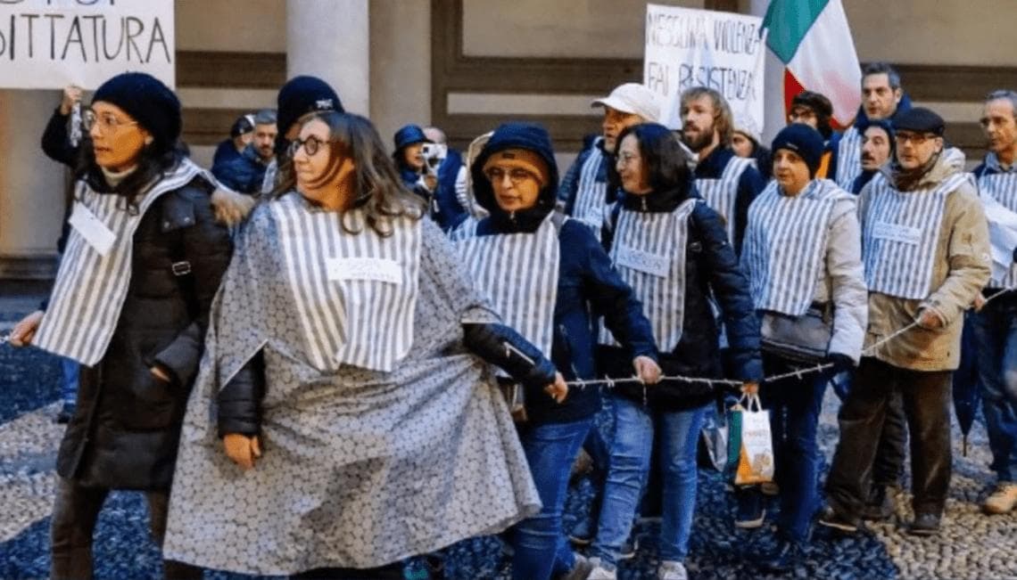 Novara, no green pass: sfilano come i deportati di Auschwitz