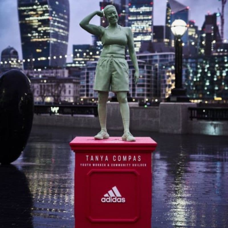 Adidas statue donne 
