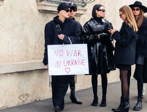 manifestanti contro la guerra in ucraina durante la milano fashion week