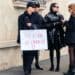 manifestanti contro la guerra in ucraina durante la milano fashion week