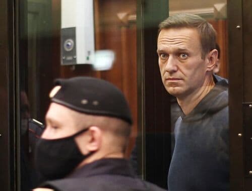 Caso Navalny, nuovi sviluppi: la visita della madre al corpo del politico