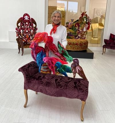 Carla Tolomeo, le sedie con gli uccelli del paradiso,