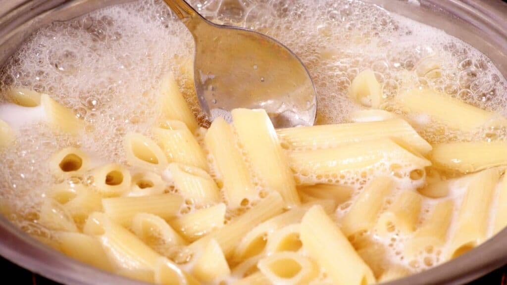 Cuocere la pasta senza gas si può - e ci sono vari metodi - anche se da che mondo è mondo, tutti gli italiani  (o quasi) quando preparano la pasta tengono il fornello acceso sotto l’acqua per l’intera durata della cottura.