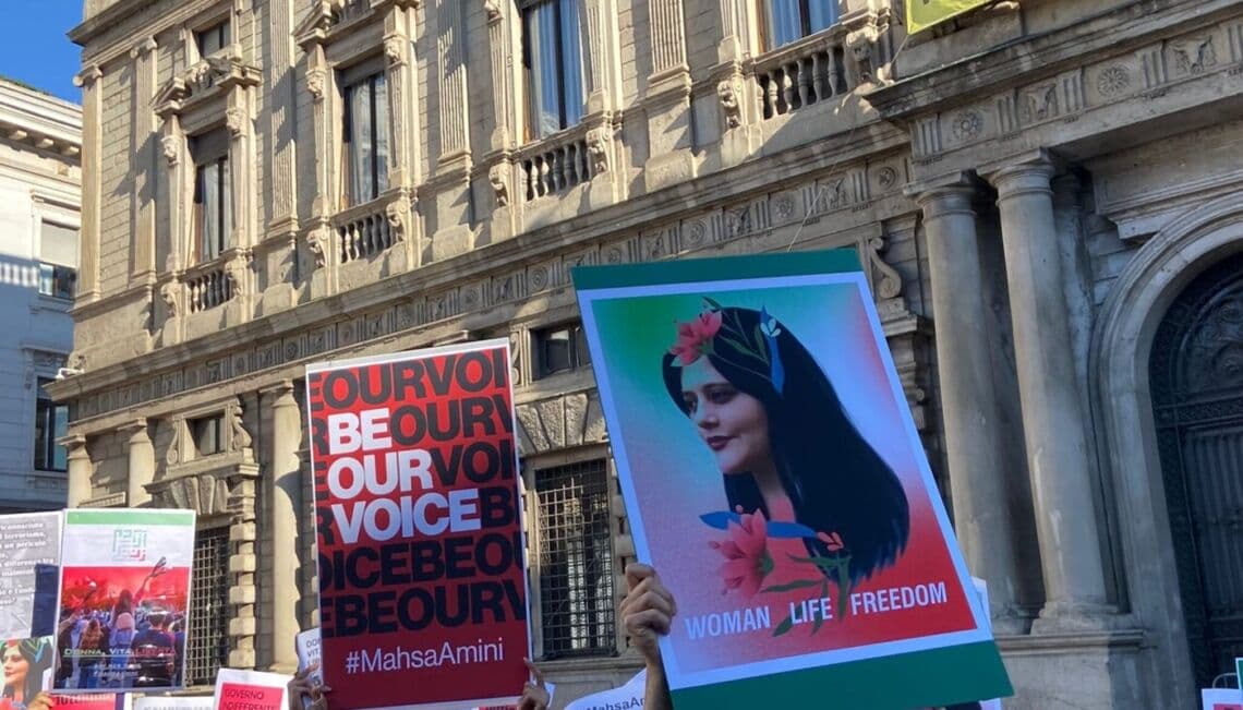 iran proteste italia donne capelli