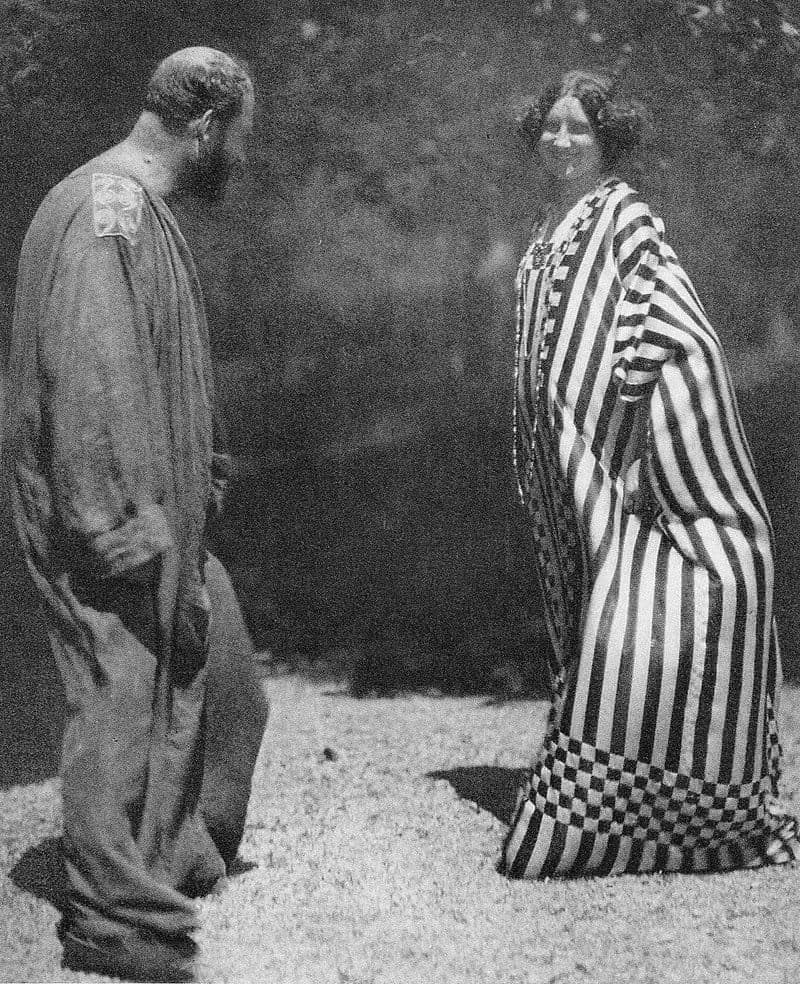 弗洛格(FLÖGE)和克里姆特(KLIMT)在阿特拉斯河畔的肖尔弗林，由海因里希 伯勒(HEINRICH BÖHLER)拍摄，1909年。