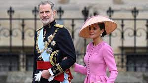 A supportare la regina Camilla ci sono i suoi due figli: Tom e Laura Parker Bowles in Lopes, rispettivamente 48 e 45 anni, e cinque nipoti, tre dei quali sono suoi paggi d'onore. Laura è in verde scuro, un abito sobrio ed elegante.