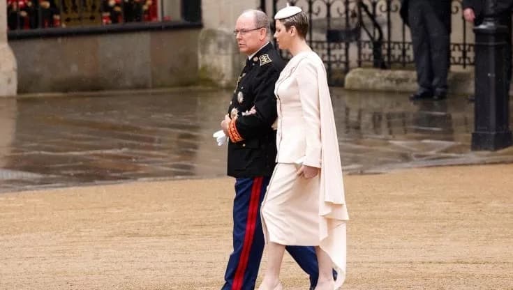 Vince il premio eleganza come sempre la regina Letizia di Spagna (50 anni), moglie di Felipe VI, 55 che ha indossato un tailleur rosa con giacca con baschina e uno spettacolare cappello a pagoda. La gonna midi con spacco sul retro e le altissime dècolletées in tinta rendevano il look perfetto.