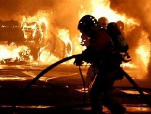 Francia nel caos: muore un vigile del fuoco 24enne