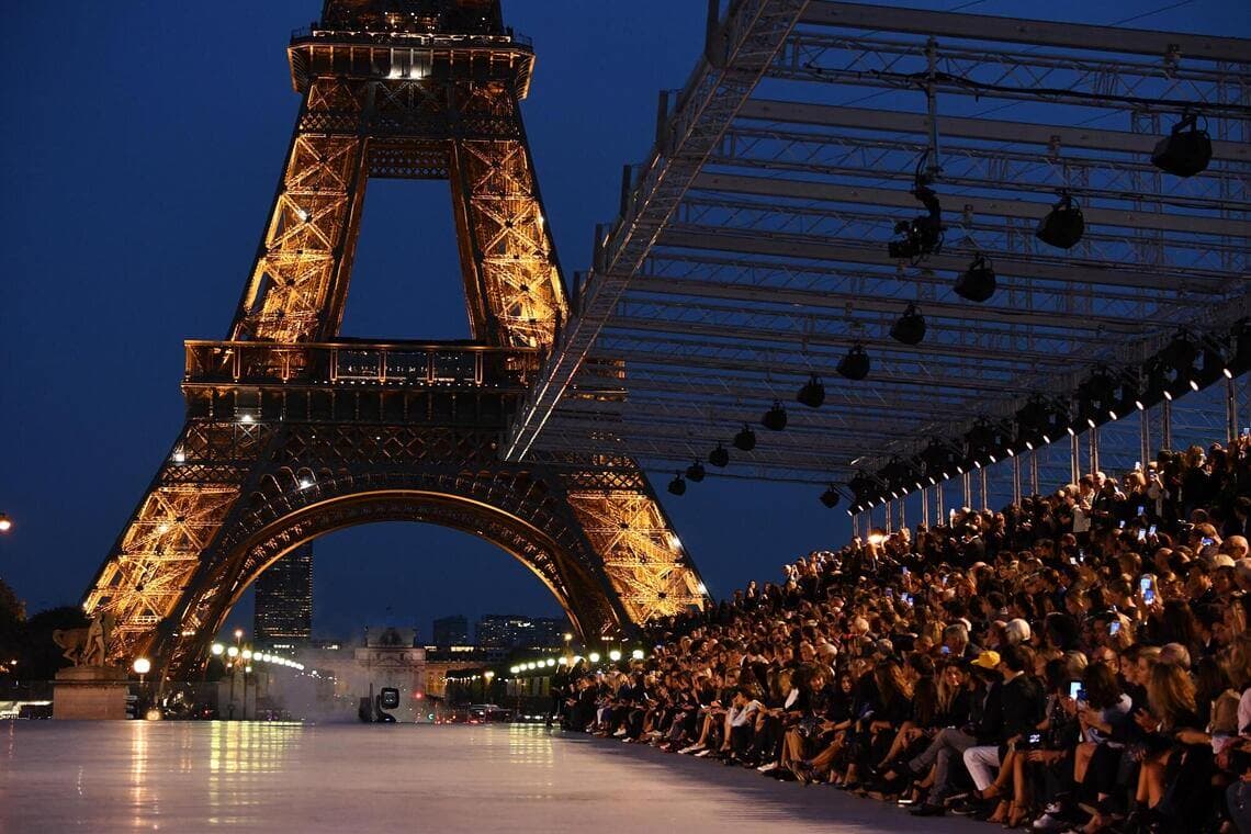 La Tour Eiffel oggi compie 135 anni, portati molto bene