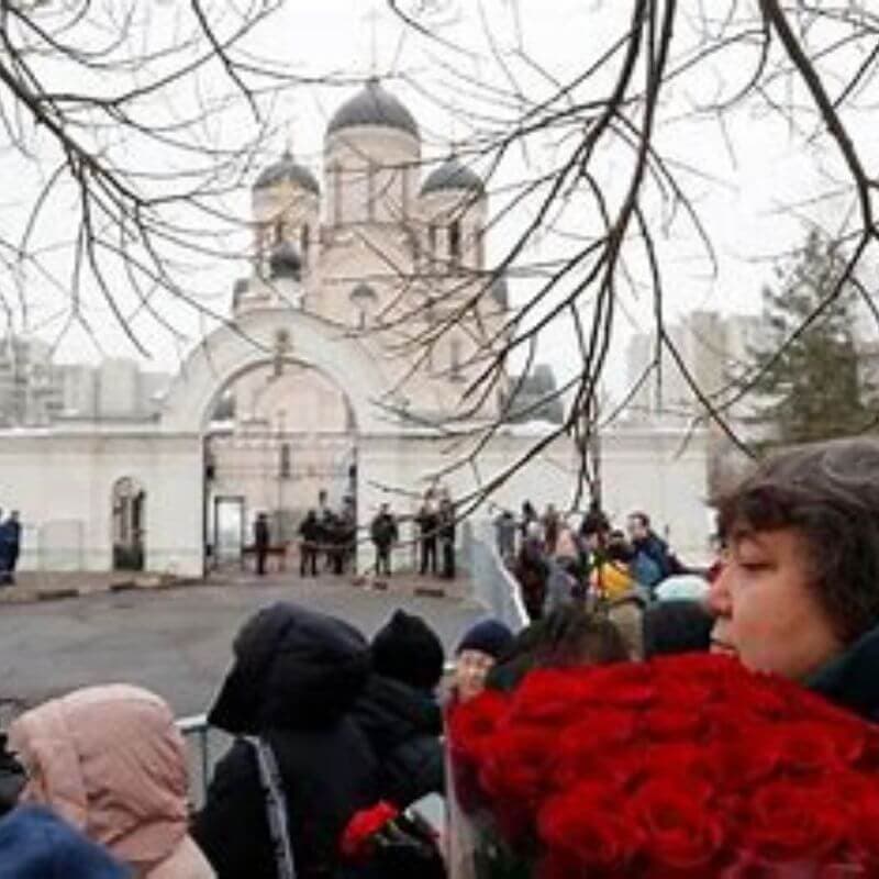 Mosca, conclusi i funerali di Navalny: 2-3000 persone ad accoglierlo