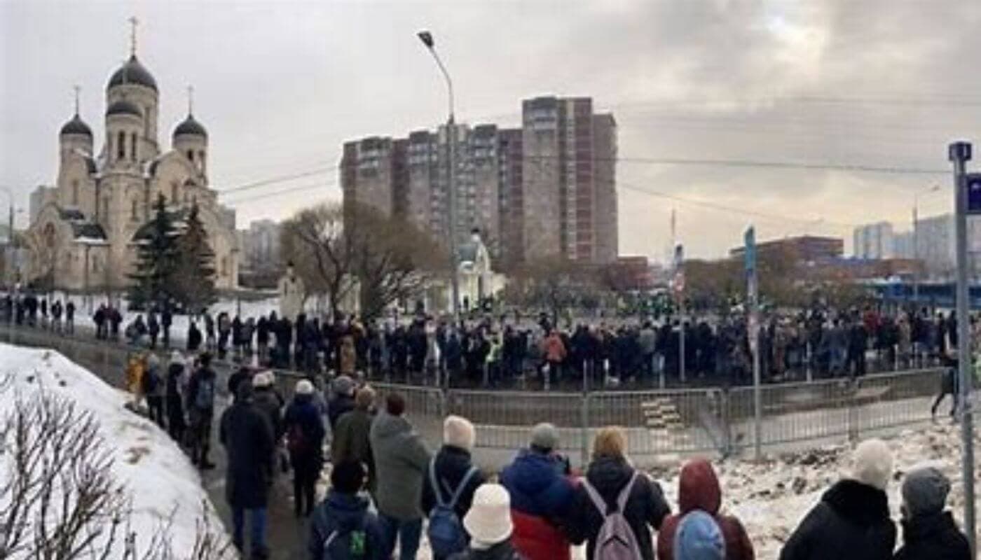 Mosca, conclusi i funerali di Navalny: 2-3000 persone ad accoglierlo