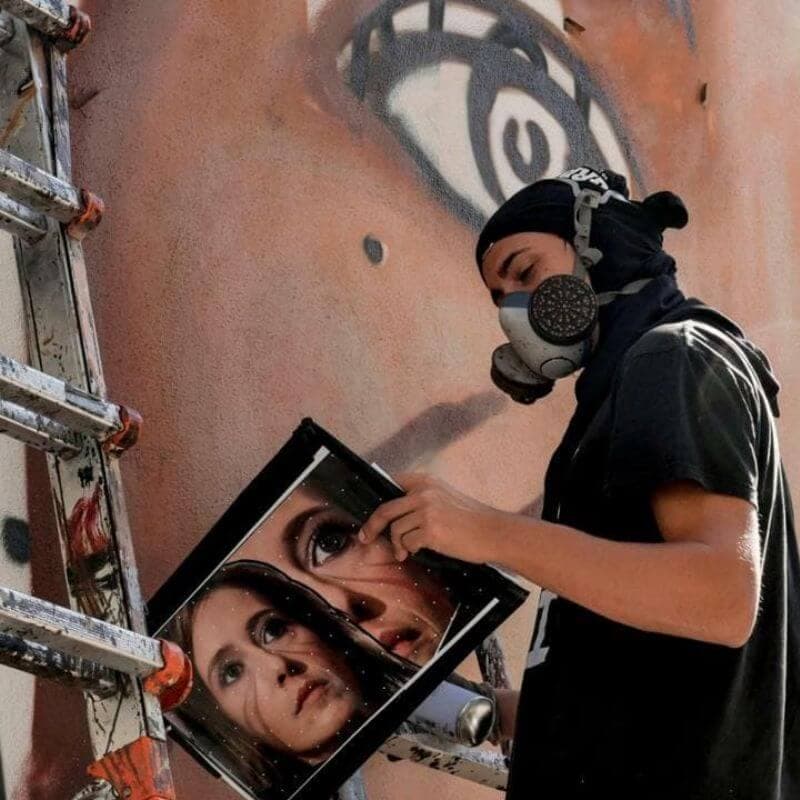 Il 34enne street artist Jorit da Putin: foto, abbracci e polemica