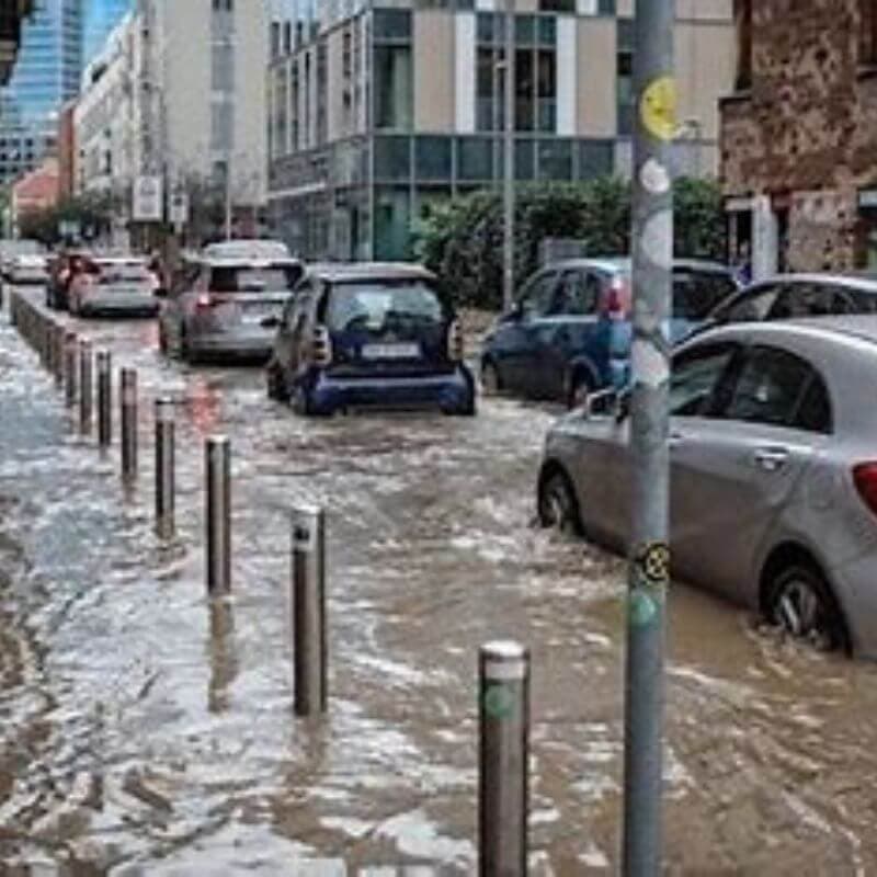 Milano sotto la pioggia da ore: 3 persone messe in salvo. Seveso e Lambro sotto osservazione