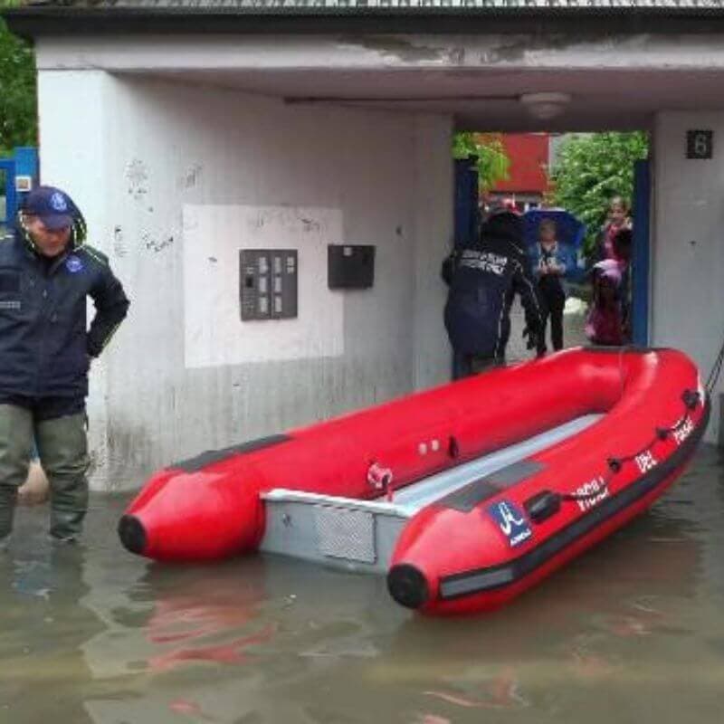 Milano sotto la pioggia da ore: 3 persone messe in salvo. Seveso e Lambro sotto osservazione